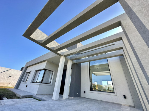 Casa En Venta 4 Ambientes En Una Planta Con Pileta - Barrio Privado San Lucas