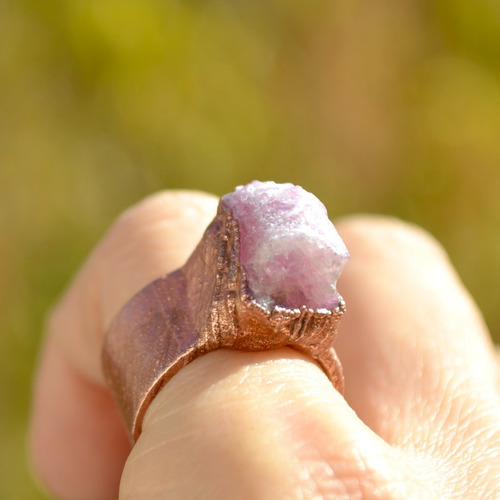 Imagen 4 de 10 de Anillo Texturado Con Piedra Natural Turmalina Rosa Y Cobre