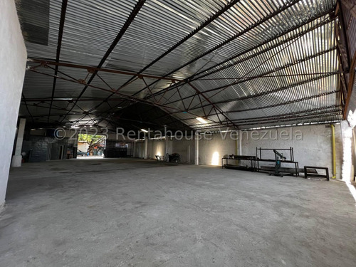 Galpón Comercial En Venta En Centro Barquisimeto Lara. Código 24-6659 Excelente Oportunidad Al Mejor Precio Negociable!!!. Comunicate Conmigo! Gracias. Pregunta Sin Compromiso Kv #