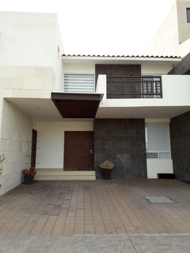 En La Vista Residencial, Jardín, 3 Recamaras, Cto Servicio, 