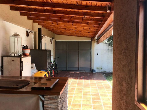Imagen 29 de 30 de Hermosa Casa De 3 Ambientes Con Jardín Y Piscina En Venta - Turdera