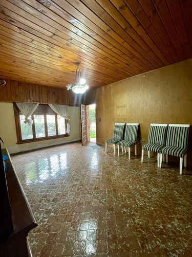 Casa En Venta De 2 Dormitorios C/ Cochera En Otros Barrios