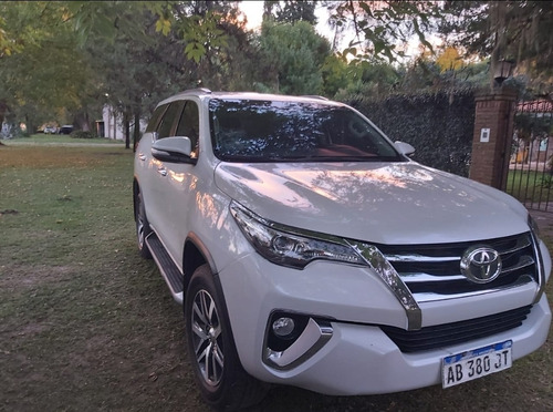 Imagen 2 de 19 de Toyota Hilux Sw4 2017 2.8 Srx 177cv 4x4 7as At