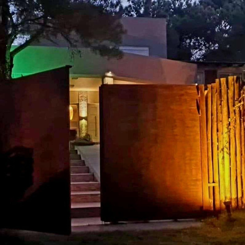 Casa En Venta - 3 Dormitorios 2 Baños - 250mts2 - Monte Hermoso