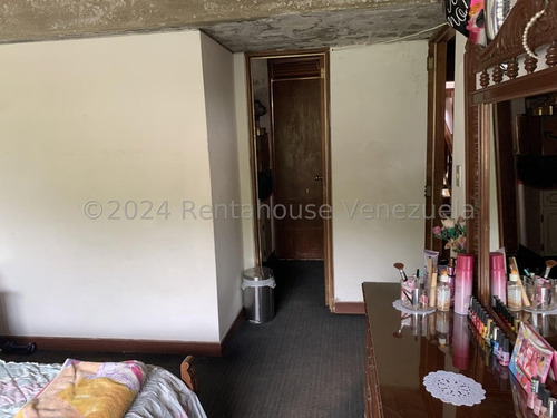 Los Aspectos Como Los Grandes Espacios Internos Y Externo, Jardin Interno, Murales Y Algo Muy Importante Los Retiros Los Tiene Esta Quinta. Esta En Caurimare