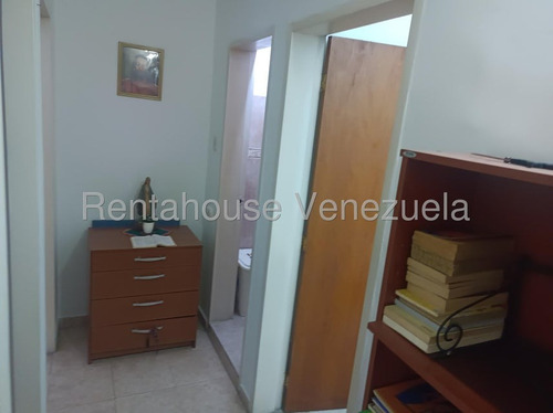 Julio Latouche 25-10392 Townhouse En Venta La Entrada Naguanagua, Cómodo Y Acogedor, Clima De Montaña, En Plena Avenida.