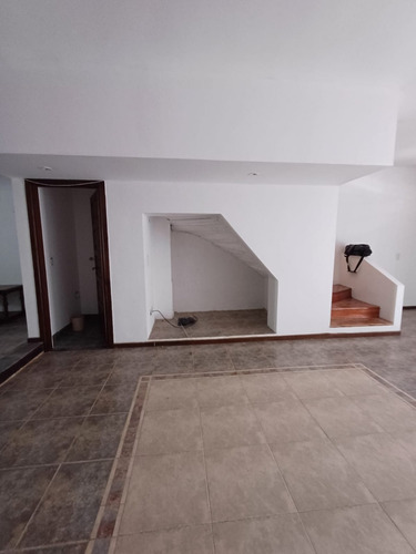 Casa Espaciosa En Victoria Con Cocina Nueva Y Techos De Doble Altura