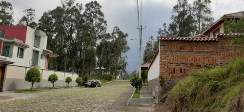 Bonito Lote Sector Conocoto - En Urbanización Cerrada - Vista