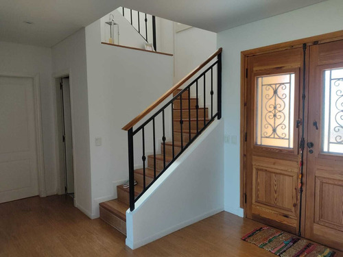 Casa En Venta Con Salida A La Laguna, Estilo Neoclásico. En El Cantón.