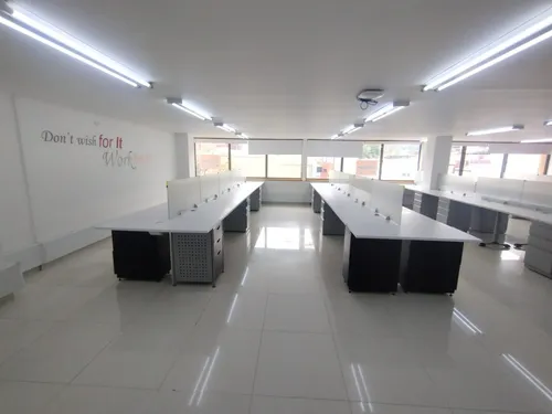 Oficina Amoblada Call Center 118m