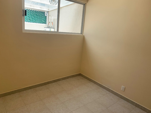Casa En Un Solo Nivel Con Excelentes Acabados, Cocina Nueva, Recién Remodelada.