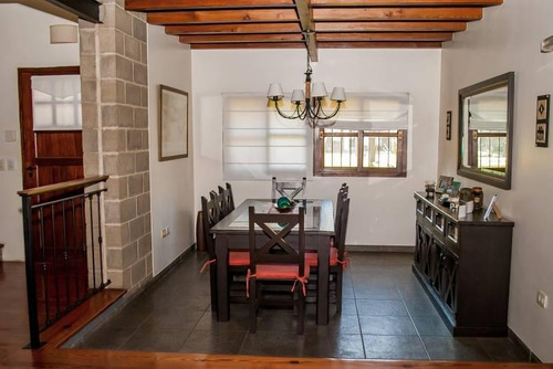 Hermosa Casa Súper Cómoda Y Espaciosa, Con Cochera, Pileta, Jardín Y Parrilla!