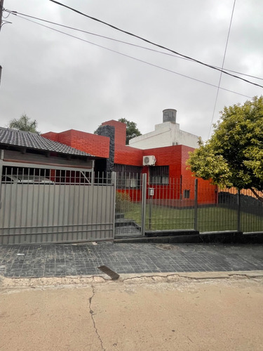 Casa En Venta De 3 Dormitorios En Parque Chacabuco 