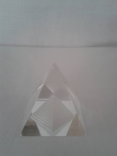 Pirámide Replica De Cristal Tallada.