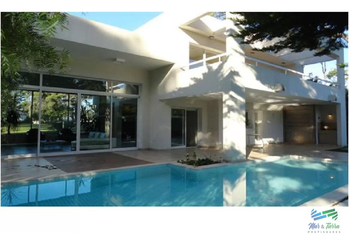 Vendo Casa De 4 Dormitorios Con Piscina En Barrio Privado, Playa Mansa, Punta Del Este