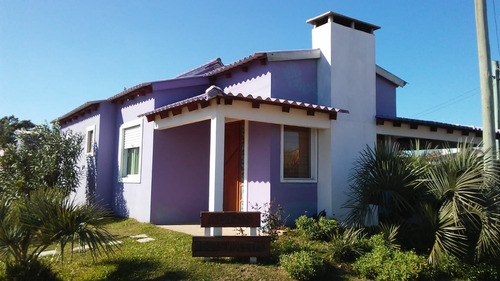 Casa Disponible Todo El Año.  A 1 Cuadra De La Playa