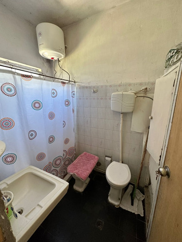 En Venta Casa De 3 Dormitorios, Apartamento Al Fondo Y Gran Terreno En Perez Castellanos