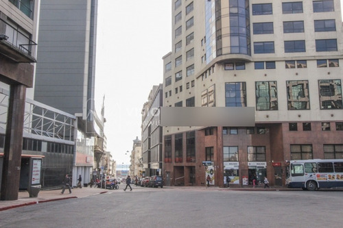Imagen 19 de 25 de Alquiler De Oficina Doble, 5to Piso Al Frente, 60m2, Dos Entradas, Dos Baños, Sala De Reuniones De Uso Común, Plaza Independencia Esq Juncal, Entre El Centro Y La Ciudad Vieja