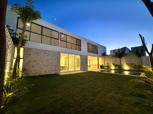 Casa En Venta Merida, Privada, De 659 Mt De Construccion.