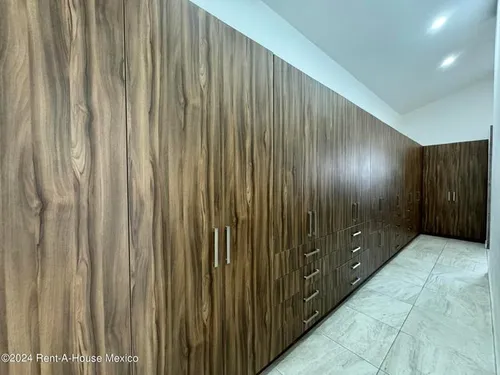 Renta - Vista Real. Casa, Cuarto De Servicio, 4 Recámaras, Alberca, Área De Tv