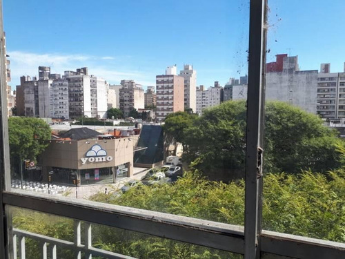 Imagen 1 de 13 de Rosario. Amplio Semipiso De 3 Dormitorios En Alquiler Sobre Av. Pellegrini Al 500.