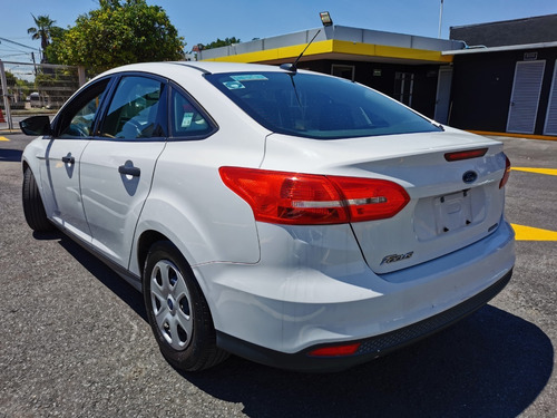 Imagen 4 de 12 de Ford Focus S Sedan 1894