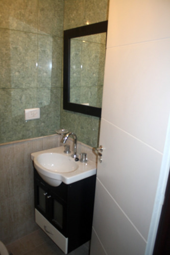 Imagen 6 de 14 de Patrón Al 5700, Villa Luro. Dúplex Sin Expensas. Superficie 73 M2. 2 Plantas. 3 Ambientes. 2 Dormitorios. Suite. 2 Baños. 2 Balcones A La Calle, Uno En Casa Planta. Parrilla Propia. Cochera P/ 2 Autos