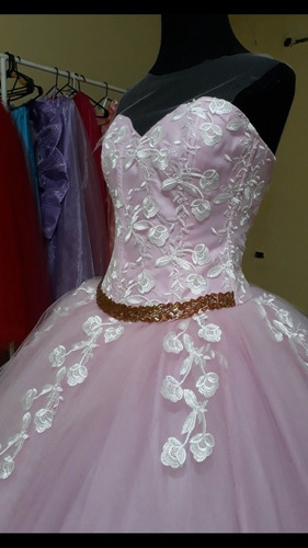 Vestido De 15 Años Con Tul Y Apliques De Encajes