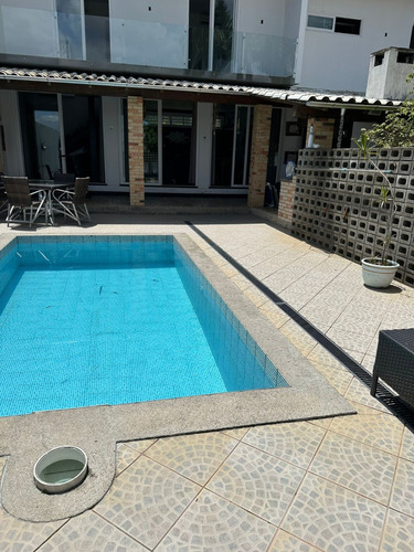 Casa Alto Padrão Com 3 Dormitórios E 1 Suíte Próximo Ao Centro De Criciúma