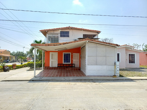 Cheryl M. ( 2 4 - 2 1 4 0 1) Vende Espectacular Casa Urb. Yucatán