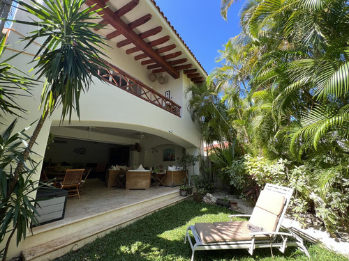 Casa En Venta En Cancún, Isla Dorada 3 Recámaras Con Muelle