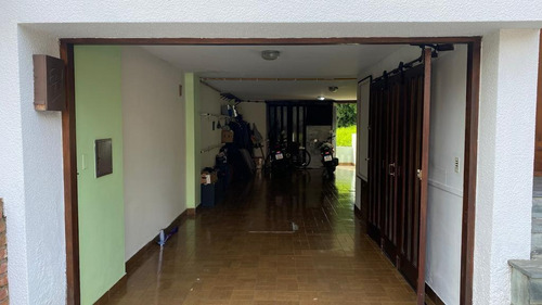 Casa En Venta - 4 Dormitorios 3 Baños - Cocheras - 234mts2 - Mar Del Plata