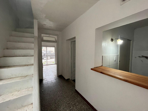 Casa En Venta - 2 Dormitorios 1 Baño - Cocheras - 300mts2 - La Plata