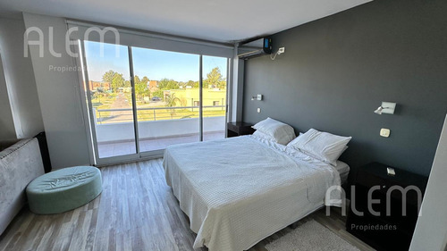Casa En Venta En Malibu Canning