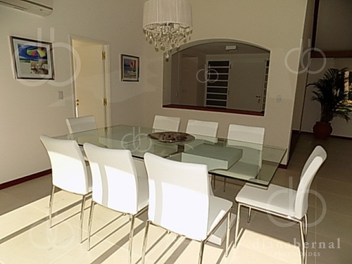 Casa De 4 Dormitorios Y Piscina Climatizada En Punta Del Este, Playa Mansa. - Ref: 42908