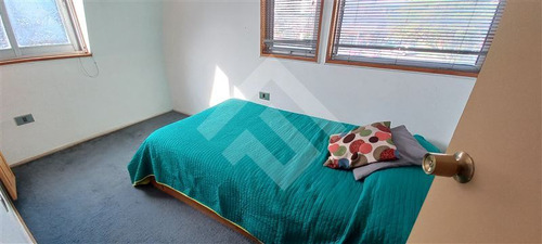 Casa En Venta De 5 Dormitorios En La Reina