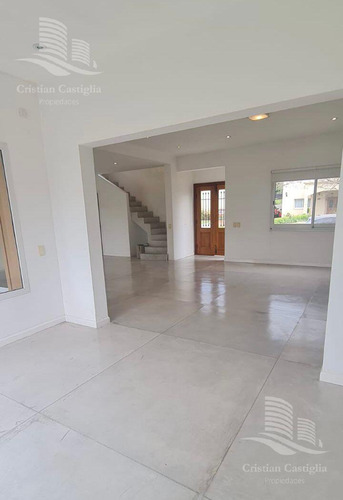 Casa En Venta San Isidro Labrador - 5 Ambientes Con Dependencia De Servicio