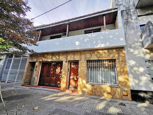 Casa Al Frente De 3 Dormitorios Sobre Lote En Ph En La Plata.