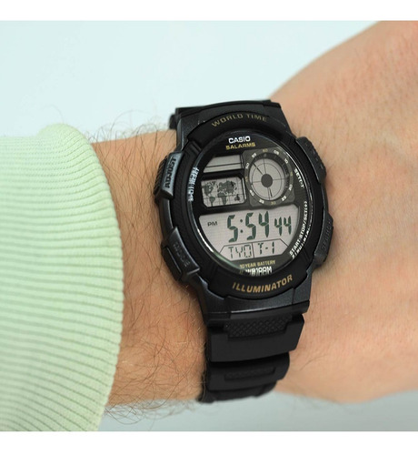 Reloj de pulsera Casio Youth Series AE-1000 de cuerpo color negro, digital, para hombre, fondo negro, con correa de resina color negro, dial negro, subesferas color gris, minutero/segundero negro, bisel color negro, luz ámbar y hebilla simple