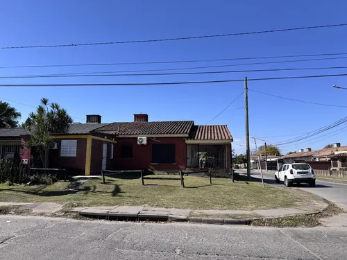 En Venta - Casa Esquina En Barrio Kennedy Tucumán - Ideal...