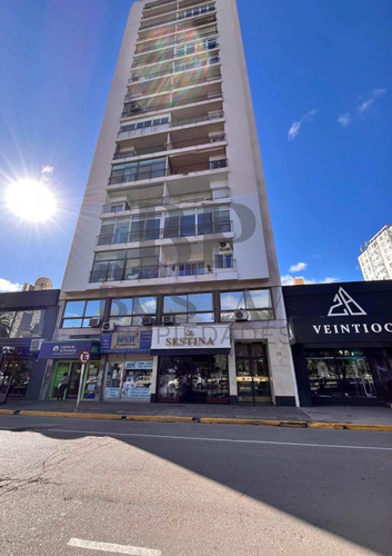 Se Vende Oficina Frente A La Plaza Rivadavia, Ubicación Inmejorable Y Excelente Estado. San Martin 28. 