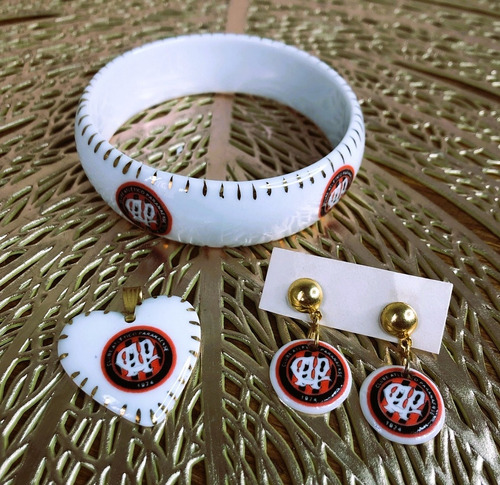 Imagem 6 de 6 de Kit Porcelana Brincos, Pingente, Pulseira Athletico Cap