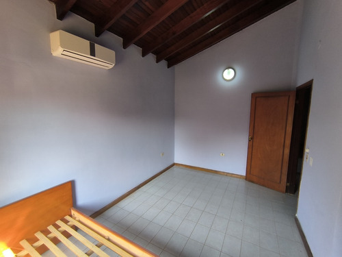 Casa Quinta Con 12 Departamentos En El Barrio Santa María: 19 Habitaciones Y 18 Baños