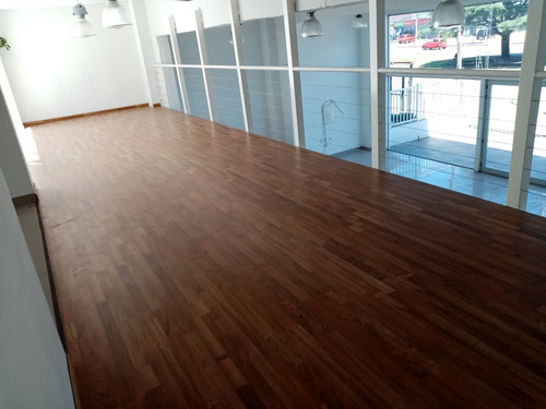 Local Comercial Sobre Av. Italia. Excelente Estado