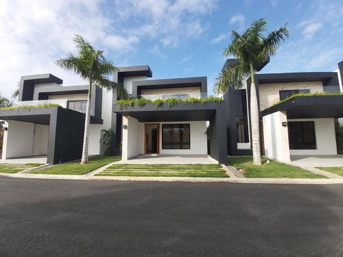 Casa En Venta En Macao, Punta Cana, 382m2, 4 Hab. 2 Parqueos, Entorno Tranquilo, Amigable Y Playero Con El Mar De Fondo, Todas Las Comodidades, Playa Cristalina, Oportunidad De Invertir, Villa Ideal.