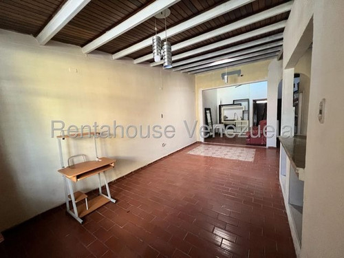 Amplio Y Moderna Casa De 2 Niveles En Venta Cabudare. Urbanizacion Valle Hondo 25-15492 As-f