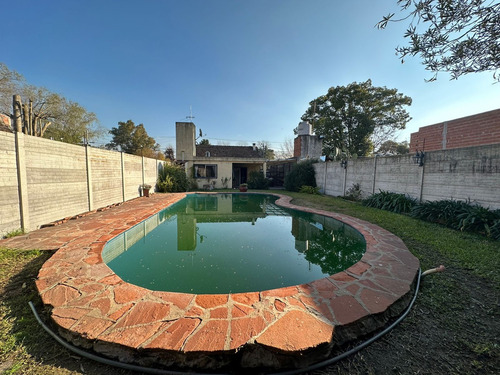 Chalet Con Piscina En Barrio De Vicenzo Grande