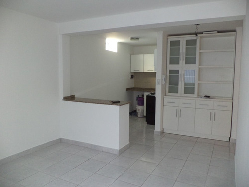 Imagen 4 de 11 de Departamento 2 Amb - Al Contrafrente - Con Balcon - Con Renta