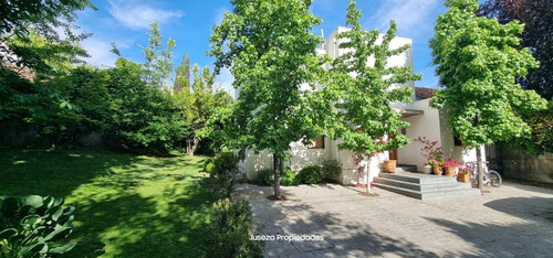 Oportunidad Casa Moderna Con Hermoso Jardín - La Reina Alta