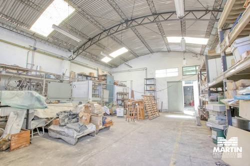 Galpón De 500m2 Con Tres Oficinas Y Vestuarios - Olivos